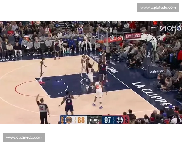 尼克斯对决快船双方全力争胜 球迷期待激烈对抗与精彩表现